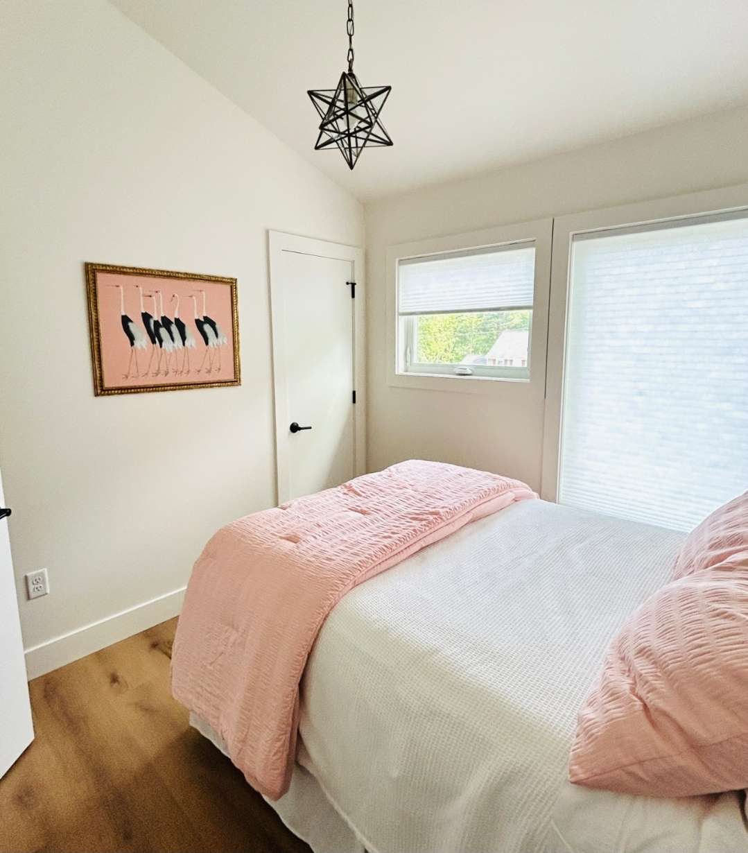 Guest bedroom in soft pink tones